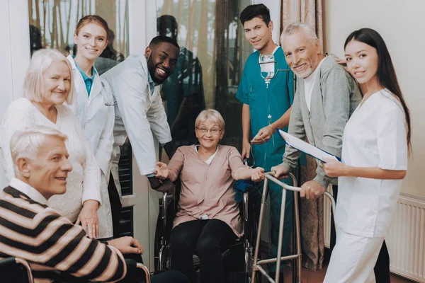 Orvos Idősek Otthonában Mosolygó Betegek Nővér Orvosi Személyzet Orvosi Cseppszámláló — Stock Fotó