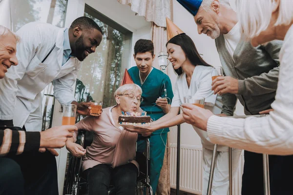 Starsza Kobieta Urodziny Bardzo Zaskoczony Bardzo Szczęśliwy Przyjęcie Urodzinowe Celebracja — Zdjęcie stockowe