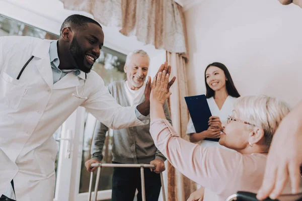 High Five Sitzende Frau Patient Rollstuhl Lächelnd Arzt Pflegeheim Patient — Stockfoto