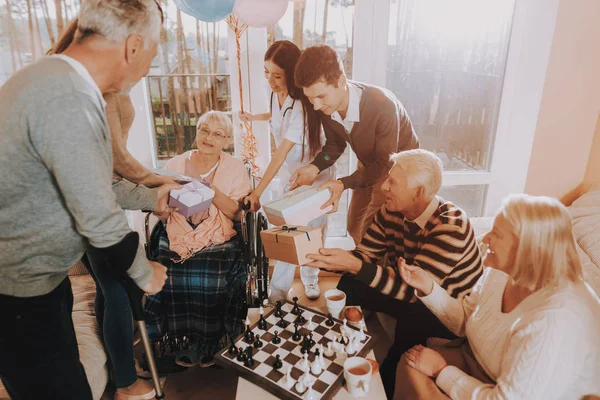 Luftballons Junge Und Alte Menschen Pflegeheim Geburtstagsfeier Ältere Frau Gäste — Stockfoto