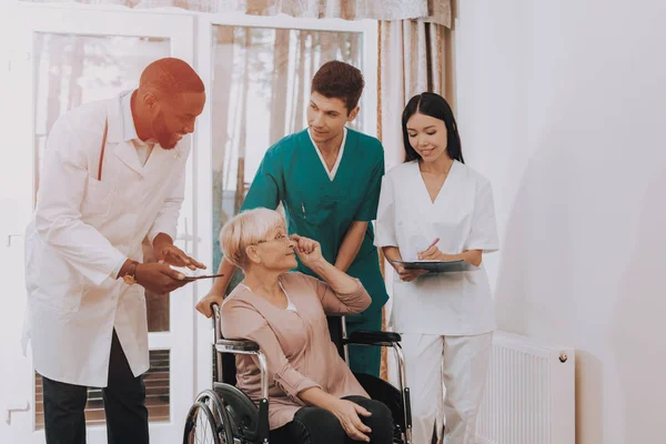 Parece Una Anciana Hospital Case Doctor Con Tablet Paciente Paciente — Foto de Stock