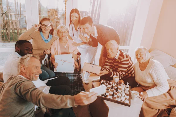 Familien Selfie Handy Geburtstagsfeier Feiern Geschenke Luftballons Gäste Junge Und — Stockfoto