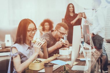 Genç işçilerin. Aperatif. Sandviç. Çalışma masaları. Büyük parlak Office. Grup. Genç. Tasarımcılar. Farklı uluslardan. İş. Tablo. Renk örnekleri. Tasarım. Proje. Ekip çalışması. Bilgisayarlar.