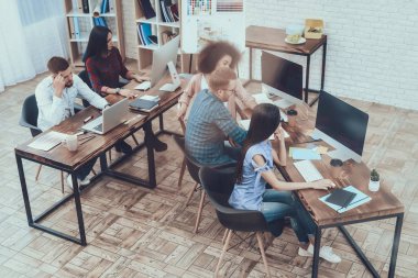 Çalışma masaları. Büyük parlak Office. İşbirliği. Grup. Genç. Tasarımcılar. Farklı uluslardan. Beyin fırtınası harcamak. İş. Parlak Office. Tablo. Renk örnekleri. Tasarım. Proje. Ekip çalışması. Bilgisayarlar.