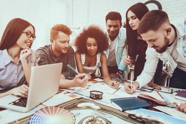 Farklı ırklardan. Proje. Ekip çalışması. Genç tasarımcılar. İşbirliği. Grup. Fikir üretmek. Beyin fırtınası harcamak. İş. Tablo. Büyük parlak Office. Tartışmak. Tasarım için renk. Örnekleri. Düzenleri.