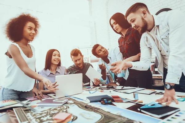 Paisaje Diseñadores Grupo Generar Idea Trabajo Equipo Diseñadores Diferentes Carreras — Foto de Stock