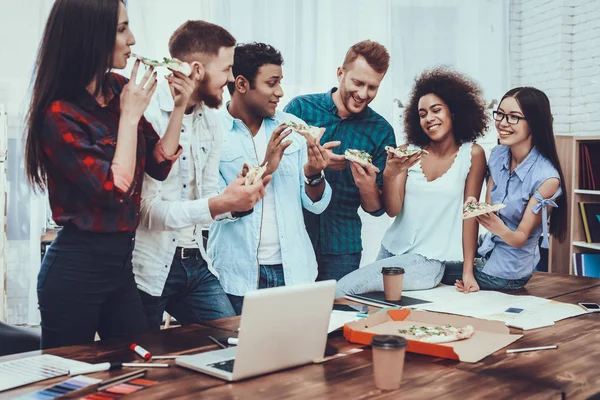 Lanche Almoça Comam Pizza Juntos Designers Nacionalidades Diferentes Trabalhar Mesa — Fotografia de Stock