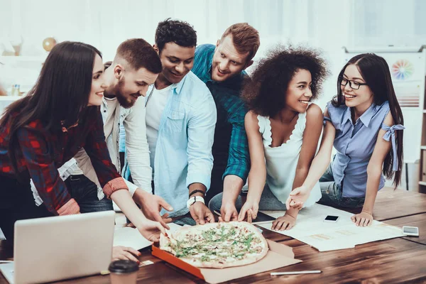 Nacionalidades Diferentes Trabalhar Almoça Comam Pizza Juntos Designers Mesa Jovens — Fotografia de Stock