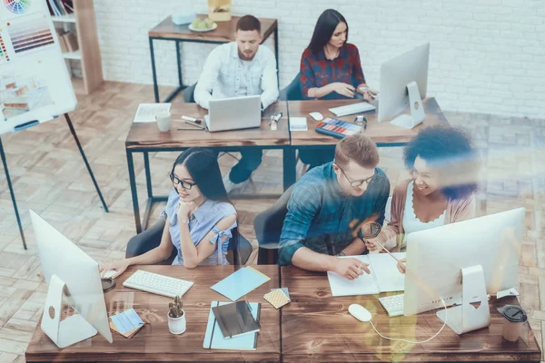 Diferentes Nacionalidades Pasa Lluvia Ideas Trabajo Cooperación Grupo Joven Diseñadores — Foto de Stock