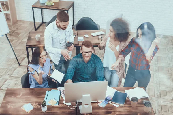 Cooperación Grupo Joven Diseñadores Diferentes Nacionalidades Pasa Lluvia Ideas Trabajo — Foto de Stock