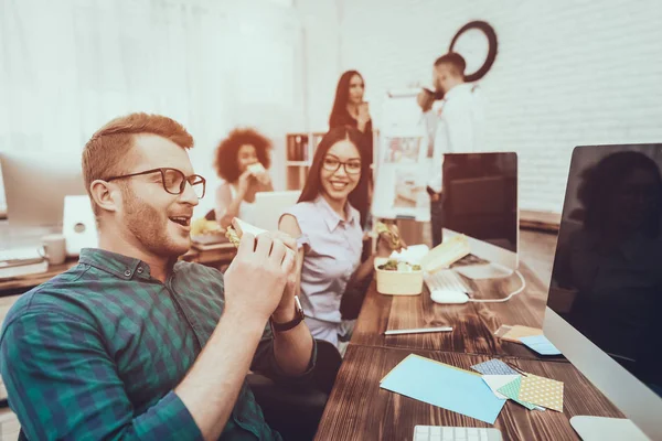 Diferentes Nacionalidades Diseño Proyecto Jóvenes Empleados Bocadillo Sándwiches Escritorios Trabajo — Foto de Stock