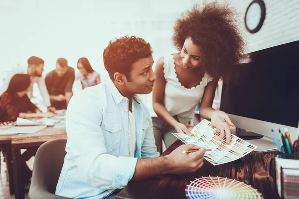 Jongen Meisje Bespreken Kantoor Computer Tabel Collega Scherm Teamwerk Professional — Stockfoto