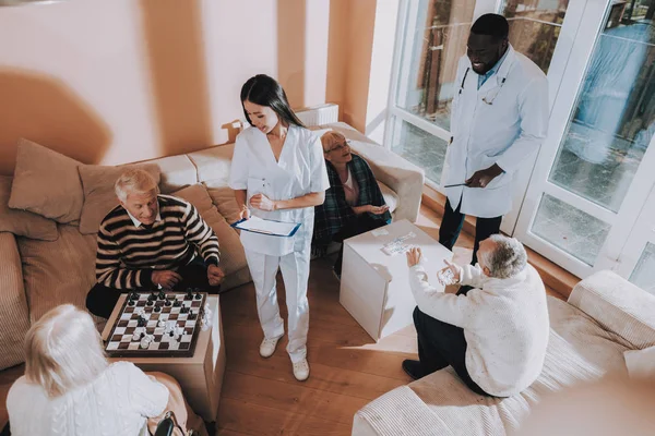 Juega Ajedrez Negro Doctor Asiática Enfermera Paciente Hombre Mujer Mayores — Foto de Stock