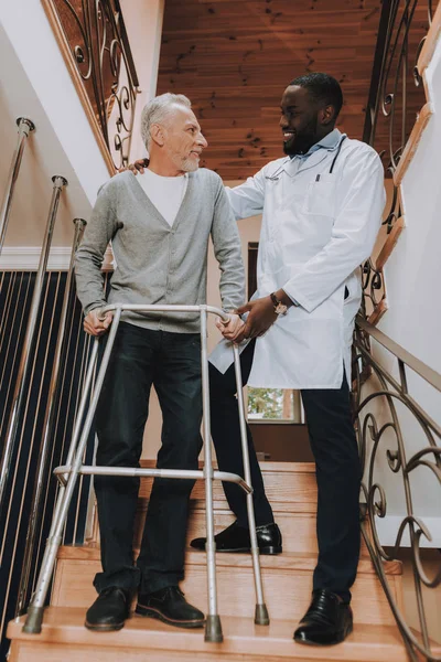 Доктор Помогает Пенсионер Картингах Опекун Человек Идет Дну Лестница Дом — стоковое фото