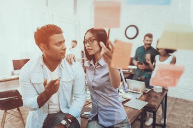 Proje. Ekip çalışması. Erkek ve kadın. Cam etiketleri ile. Fikirleri aşağı yazdı. Beyin fırtınası. Çalışma masaları. Büyük parlak Office. İşbirliği. Farklı uluslardan. İş. Tablo. Tasarım. Şirket.