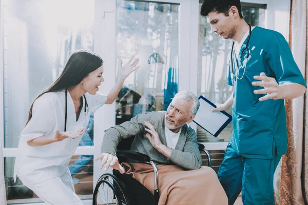 Muy Emotivo Trabajadores Médicos Causa Problemas Argue Con Pareja Ancianos —  Fotos de Stock