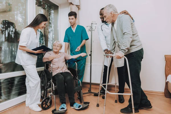 Dropper Médico Mulher Sentada Sorrindo Doutor Tells Enfermeira Idosos Homem — Fotografia de Stock