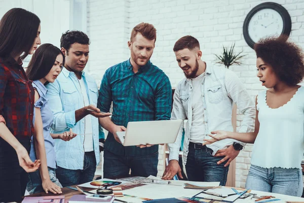 Muestras Paisaje Diseñadores Grupo Generar Idea Trabajo Equipo Diseñadores Diferentes — Foto de Stock