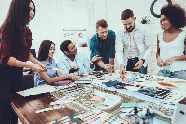 Gruppe Jung Designer Verschiedene Nationalitäten Brainstorming Arbeit Helles Büro Tisch — Stockfoto