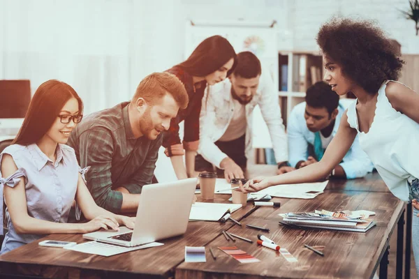 Group Young People Laptop Pen Notepad Project Teamwork Working Desks — Stock Photo, Image