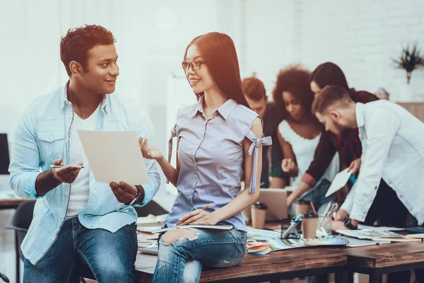 Mann Und Frau Asiatin Projekt Indianer Dokumente Prüfen Teamwork Brainstorming — Stockfoto