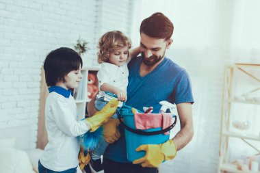 Serbest zaman. Adam gülümseme. Temiz ev birlikte. Temizlik. Aile. Holidays.Two çocuklar. Baba. Parlak saç bebekle. Gülümseyen çocuklar. Zaman harcıyor. Mutlu birlikte. Ev zamanı. Babası iki çocuklar. İyi eğlenceler.