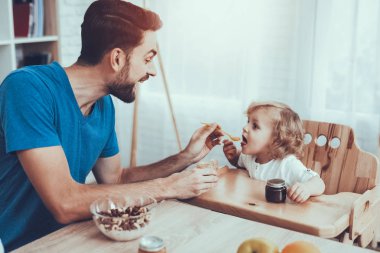 Mutlu birlikte. Tatlı bebek. Kahvaltı. Keyfini çıkarın. Jam çocukluk. Çocuk. Parlak saç bebekle. Çocuk koltuğu. Gülümse. Zaman harcıyor. Serbest zaman. Gülümseyen çocuklar. Baba. Adam ev zaman.