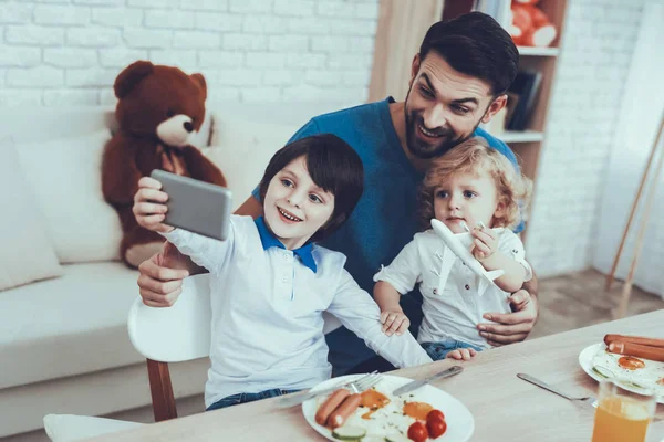 Selfi Padre Dos Niños Desayunando Hombre Jugo Huevos Revueltos Sándwich — Foto de Stock