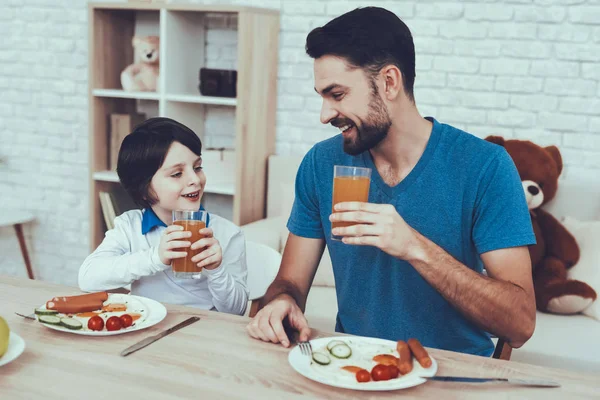 Juice Söt Pojke Tillbringar Tid Far Till Pojken Äter Frukost — Stockfoto