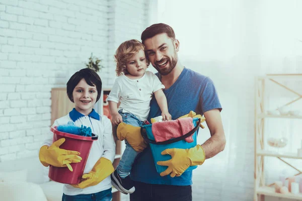 笑顔の子供たち 清潔さ 二人の少年 明るい髪の赤ちゃん Time Clean 家を一緒に過ごします 幸せな一緒に 男の笑顔 家庭の時間 — ストック写真