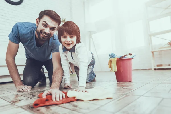 Hora Casa Limpieza Familia Sonríe Diviértete Casa Limpia Juntos Vacaciones — Foto de Stock