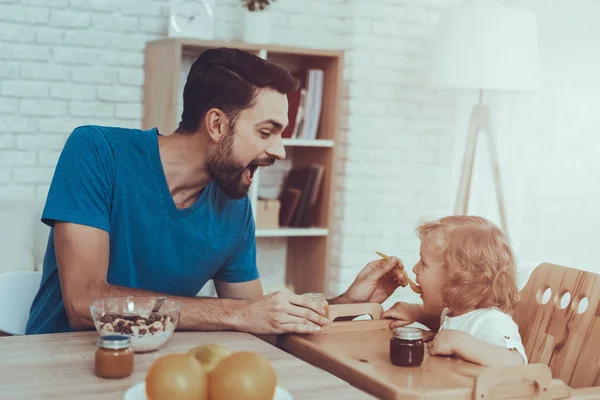 Leende Tillbringar Tid Hem Gång Lyckliga Tillsammans Söt Baby Äter — Stockfoto