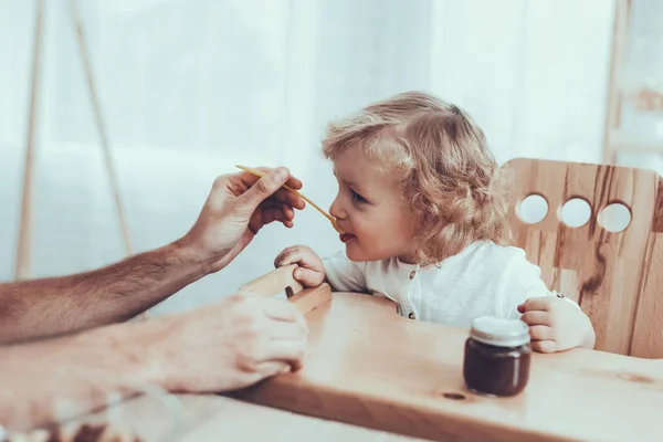 Chico Bebé Con Pelo Brillante Niño Silla Sonríe Felices Juntos — Foto de Stock