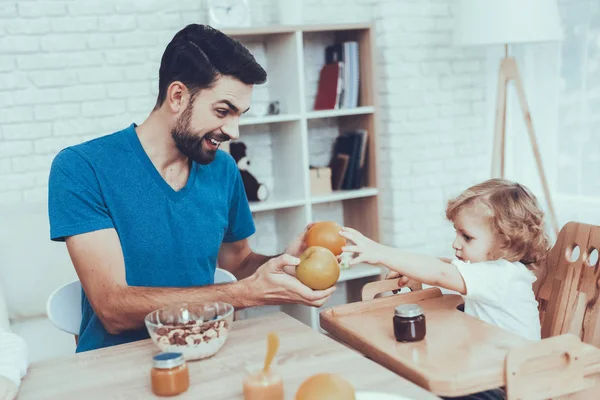 Frutas Cítricas Niño Silla Pasa Tiempo Felices Juntos Dulce Bebé — Foto de Stock