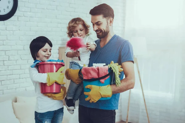 Pai Dois Rapazes Diverte Casa Limpa Juntos Limpeza Família Férias — Fotografia de Stock