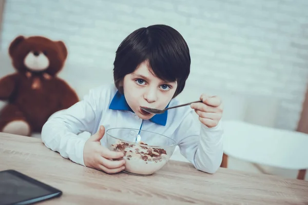 Σκούρα Μαλλιά Αγόρι Πρωινό Μόνο Νιφάδες Γάλα Αφιερώνει Χρόνο Ευτυχισμένος — Φωτογραφία Αρχείου