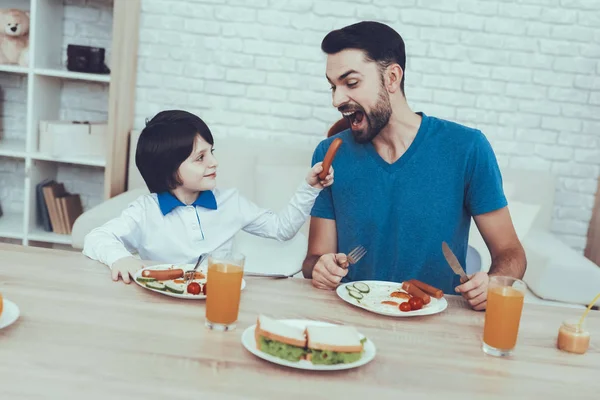 Λουκάνικα Έχοντας Πρωινό Ευτυχισμένος Μαζί Man Ξοδεύει Χρόνο Γιος Πατέρας — Φωτογραφία Αρχείου