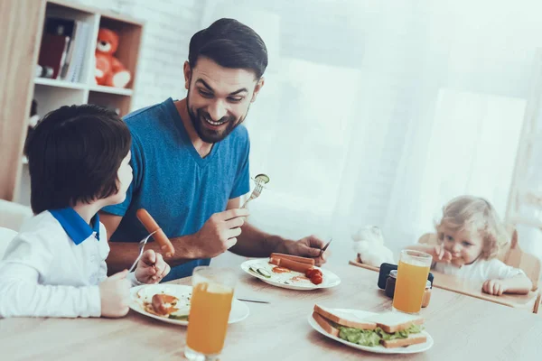 ソーセージ 朝食を食べてください ジュース の男の子 スクランブルエッグ サンドイッチ 幸せな一緒に 美味しく料理 時間を費やしています 笑顔の子供たち — ストック写真