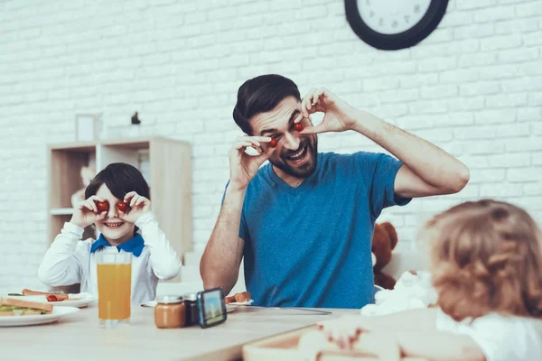楽しんでください の男の子 ソーセージ ジュース スクランブルエッグ サンドイッチ 幸せな一緒に 美味しく料理 時間を費やしています 笑顔の子供たち — ストック写真