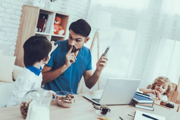 Felices Juntos Trabaja Casa Padre Crianza Cuida Los Niños Pasa — Foto de Stock