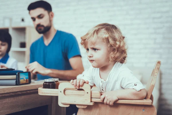 Bebé Con Pelo Brillante Padre Dos Niños Crianza Cuida Los — Foto de Stock