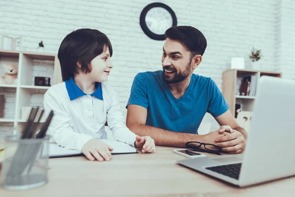 Laptop Tarea Crianza Cuida Los Niños Pasa Tiempo Felices Juntos — Foto de Stock