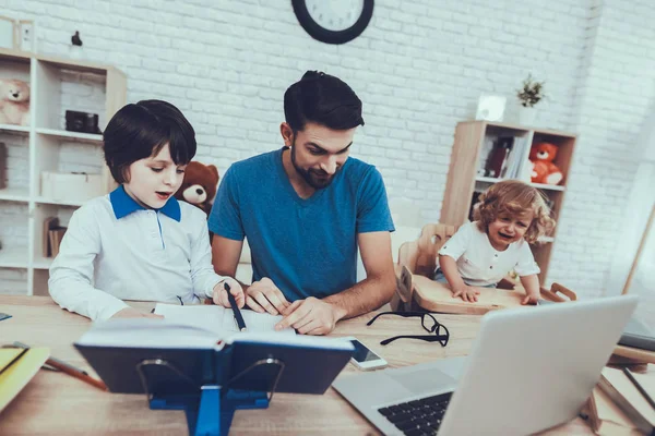 Trabaja Casa Laptop Padre Dos Niños Tarea Crianza Cuida Los — Foto de Stock