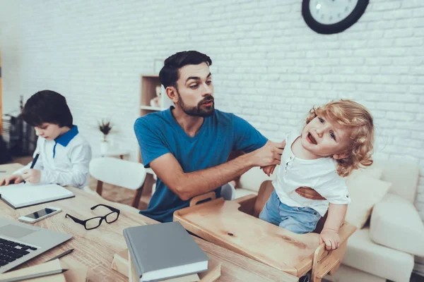 Bebé Con Pelo Brillante Padre Dos Niños Tarea Crianza Cuida — Foto de Stock