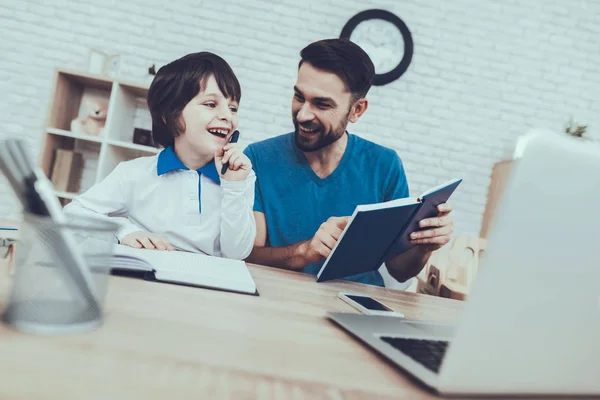 Niños Sonrientes Padre Tarea Laptop Crianza Cuida Los Niños Pasa — Foto de Stock