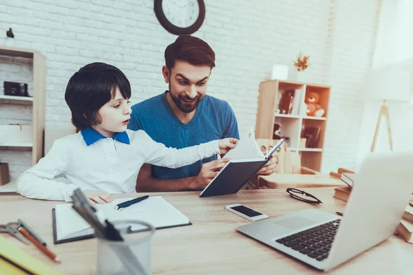 Hausaufgaben Glücklich Zusammen Erziehung Kümmert Sich Kinder Verbringt Zeit Freizeit — Stockfoto