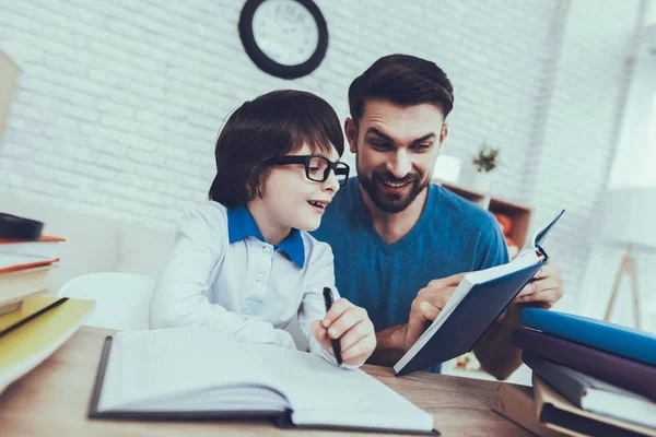 Padre Dos Niños Tiempo Con Hijo Siéntate Tarea Libro Ejercicios — Foto de Stock