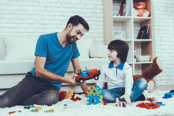 Fader Lyckliga Tillsammans Tillbringar Tid Fritid Ler Barn Far Två — Stockfoto