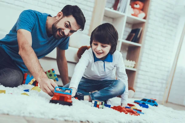 Pai Diverte Filho Joga Jogos Felizes Juntos Miúdo Sorridente Pai — Fotografia de Stock