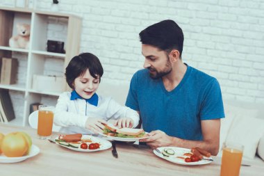 Çocuk. Baba. Tatlı çocuk. Delisious yiyecek. Sosis. Kahvaltı. Mutlu birlikte. Adam geçirdiği zaman. Oğlum. Çocuğun babası. Nişanlı. Çocuk yetiştirme. Baba oğlu beslenir. Çocuk koltuğu. Boş zaman.